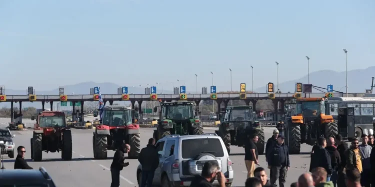 Θεσσαλονίκη: Οι αγρότες έκλεισαν την εθνική οδό στα Μάλγαρα  – Οδηγός έπεσε πάνω σε τρακτέρ