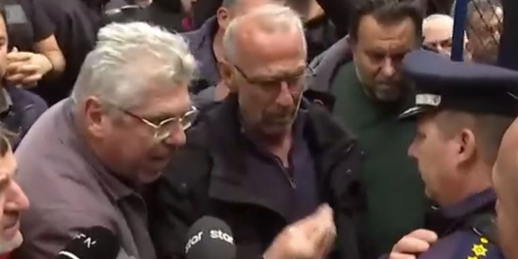 Καρδίτσα: Ένταση με αγρότες – Προσπαθούν να πλησιάσουν το γραφείο Τσιάρα(Βίντεο)