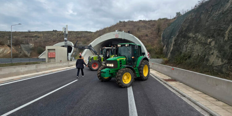 Οι αγρότες έκλεισαν τις σήραγγες στα Τέμπη για τα φορτηγά, δείτε χάρτη με όλα τα μπλόκα στη χώρα(Βίντεο)