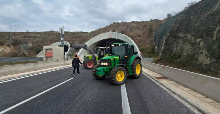 Οι αγρότες έκλεισαν τις σήραγγες στα Τέμπη για τα φορτηγά, δείτε χάρτη με όλα τα μπλόκα στη χώρα(Βίντεο)