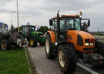 Μπλόκα αγροτών: 5-7 το απόγευμα κλείνουν και τις παρακαμπτηρίους στη Νίκαια(Βίντεο)