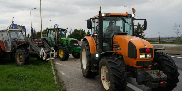 Μπλόκα αγροτών: 5-7 το απόγευμα κλείνουν και τις παρακαμπτηρίους στη Νίκαια(Βίντεο)