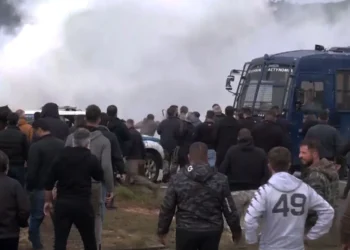 Αγρότες εισέβαλαν στο αεροδρόμιο Ηρακλείου, κλειστό μέχρι νεοτέρας – Σοβαρά επεισόδια και στα Χανιά με πετροπόλεμο και χημικά, δύο τραυματίες