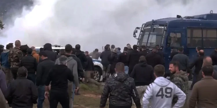 Αγρότες εισέβαλαν στο αεροδρόμιο Ηρακλείου, κλειστό μέχρι νεοτέρας – Σοβαρά επεισόδια και στα Χανιά με πετροπόλεμο και χημικά, δύο τραυματίες