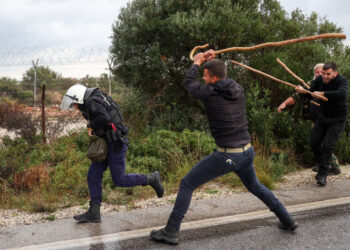 Αγρότης κατά αστυνομικού με την… κατσούνα – Η φωτογραφία από τα Χανιά που έγινε viral