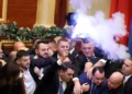 Αλβανία: Χάος μέσα στο κοινοβούλιο – Βουλευτές της αντιπολίτευσης άναψαν φωτοβολίδες και συγκρούστηκαν με τη αστυνομία