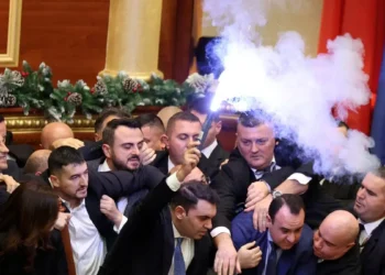 Αλβανία: Χάος μέσα στο κοινοβούλιο – Βουλευτές της αντιπολίτευσης άναψαν φωτοβολίδες και συγκρούστηκαν με τη αστυνομία