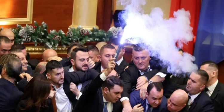 Αλβανία: Χάος μέσα στο κοινοβούλιο – Βουλευτές της αντιπολίτευσης άναψαν φωτοβολίδες και συγκρούστηκαν με τη αστυνομία