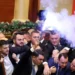 Αλβανία: Χάος μέσα στο κοινοβούλιο – Βουλευτές της αντιπολίτευσης άναψαν φωτοβολίδες και συγκρούστηκαν με τη αστυνομία