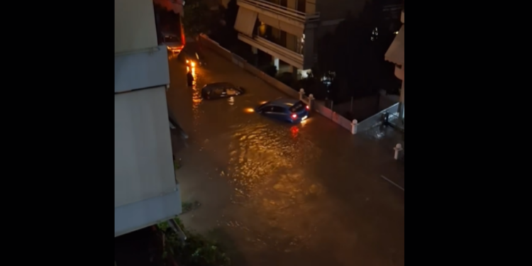 Αυτοκίνητα έγιναν… βάρκες στον Άλιμο λόγω της κακοκαιρίας και επέπλεαν στα λασπόνερα(Βίντεο)