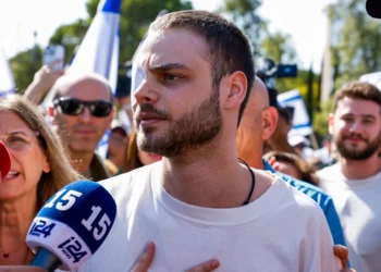 «Με έβαλαν στην κόλαση σε ένα δευτερόλεπτο, έτρωγα σαν σκύλος» – Ισραηλινός όμηρος της Χαμάς περιγράφει τη φρίκη που έζησε για δύο χρόνια