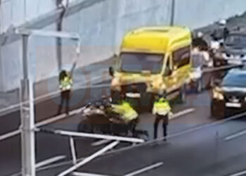 Αναβάτης παρέσυρε τροχονόμο στην Αττική Οδό προσπαθώντας να σπάσει μπλόκο για μηχανές (Βίντεο)