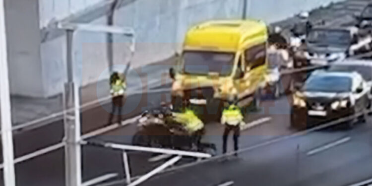 Αναβάτης παρέσυρε τροχονόμο στην Αττική Οδό προσπαθώντας να σπάσει μπλόκο για μηχανές (Βίντεο)