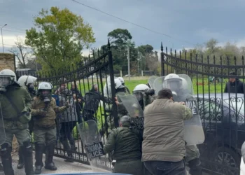 Επεισόδια με σπρωξιές και χημικά ανάμεσα σε αστυνομικούς και αγρότες που θέλησαν να κλείσουν την είσοδο στο αεροδρόμιο «Μακεδονία», δείτε βίντεο