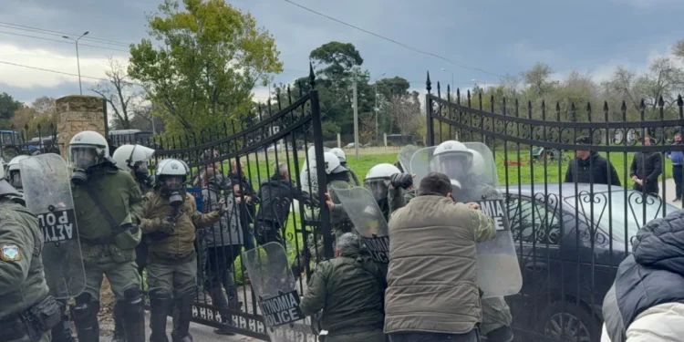 Επεισόδια με σπρωξιές και χημικά ανάμεσα σε αστυνομικούς και αγρότες που θέλησαν να κλείσουν την είσοδο στο αεροδρόμιο «Μακεδονία», δείτε βίντεο