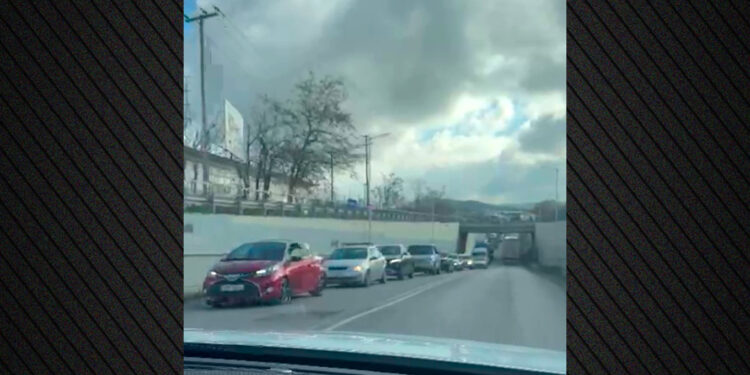 Ταλαιπωρία για τους εκδρομείς λόγω μπλόκων και εκτροπών, οδηγούν μέχρι και σε χωματόδρομους – Πού υπάρχουν προβλήματα