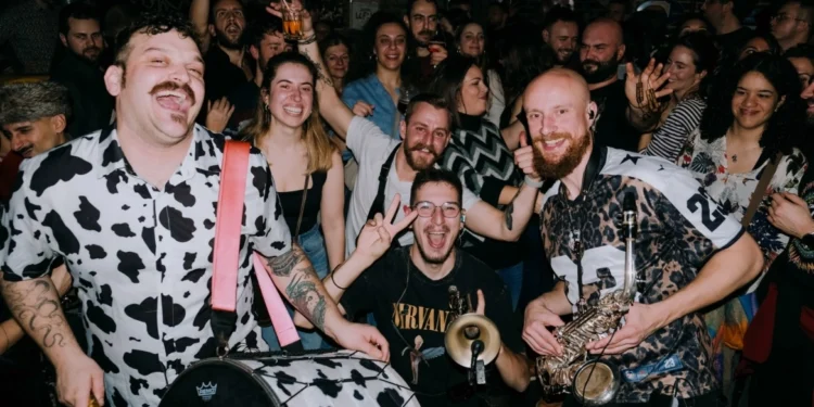 Ο δήμαρχος της Φλώρινας διέκοψε συναυλία των Banda Entopica επειδή τραγούδησαν στα σλάβικα, «δεχτήκαμε επιθέσεις και απειλές» καταγγέλει η μπάντα