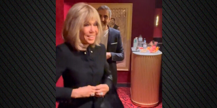 Σάλος στη Γαλλία για το «βρωμιάρες σκύλες» της Μπριζίτ Μακρόν κατά ακτιβιστριών που διαμαρτύρονταν έξω από θέατρο(Βίντεο)