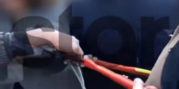 Χαλάνδρι: Καθηγητής τραυμάτισε μαθητή κατά τη διάρκεια κατάληψης – Του έπιασε τα δάχτυλα με κόφτη