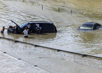 Απίστευτες εικόνες σε Ντουμπάι και Άμπου Ντάμπι: Χείμαρροι οι δρόμοι, νερά μπήκαν σε εμπορικό