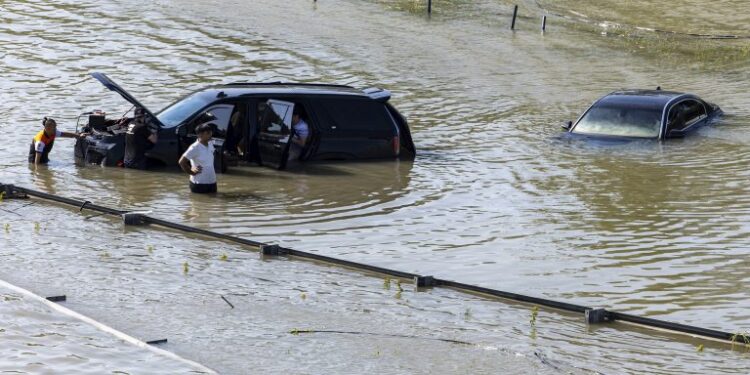 Απίστευτες εικόνες σε Ντουμπάι και Άμπου Ντάμπι: Χείμαρροι οι δρόμοι, νερά μπήκαν σε εμπορικό