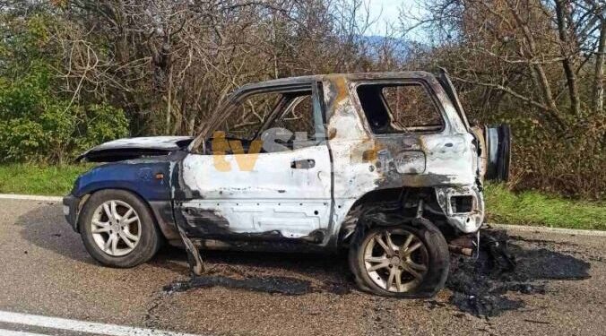 Τραγωδία στη Φωκίδα: Απανθρακωμένο άτομο μέσα σε όχημα ενώ την ίδια στιγμή καιγόταν το σπίτι του