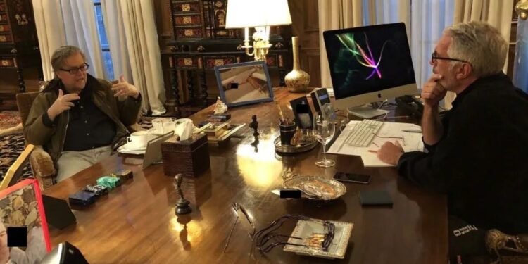 Ανατριχιαστική φωτογραφία στο γραφείο του Επστάιν: Ημιλιπόθυμο κορίτσι στον καναπέ