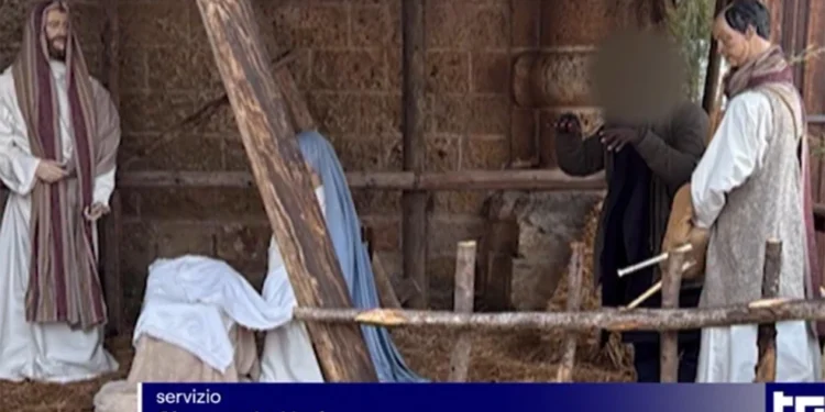 Απίστευτο περιστατικό στην Ιταλία: Έκανε το άγαλμα σε χριστουγεννιάτικη φάτνη για να γλιτώσει από την αστυνομία