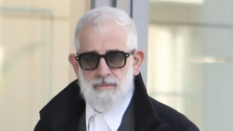 Πέτρος Φιλιππίδης: «Είμαι έξι μήνες άστεγος και έχω καταστραφεί οικονομικά» λέει μετά το πόρισμα για τη φωτιά στο σπίτι του