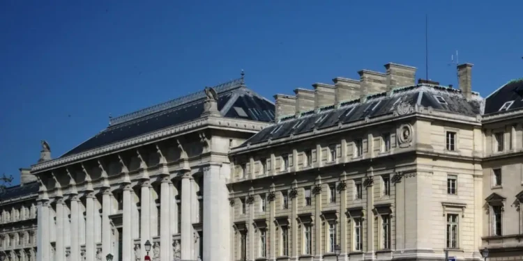 Σκάνδαλο στη Γαλλία: Στέλεχος υπουργείου έριχνε διουρητικό στον καφέ γυναικών για να τις βλέπει να ουρούν, 240 τα θύματα