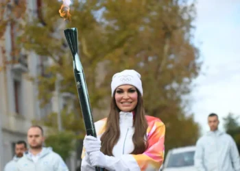 H Κίμπερλι Γκίλφοϊλ έγινε λαμπαδηδρόμος και έτρεξε στη Διονυσίου Αρεοπαγίτου με τη Φλόγα των Χειμερινών Ολυμπιακών Αγώνων