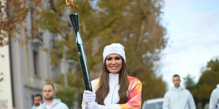 H Κίμπερλι Γκίλφοϊλ έγινε λαμπαδηδρόμος και έτρεξε στη Διονυσίου Αρεοπαγίτου με τη Φλόγα των Χειμερινών Ολυμπιακών Αγώνων