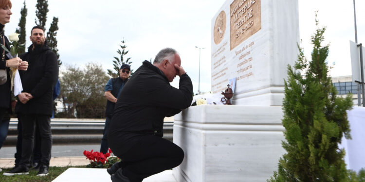 «Ράγισαν» και οι πέτρες στο μνημόσυνο για τον Γιώργο Λυγγερίδη – Τα δάκρυα των γονέων του