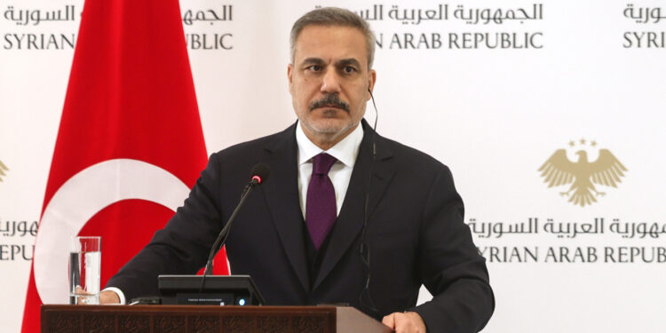 Απρόοπτο σε συνέντευξη τύπου του Φιντάν στη Συρία: Διέκοψαν άρον-άρον τις δηλώσεις του, συγγνώμη ζήτησε η Δαμασκός