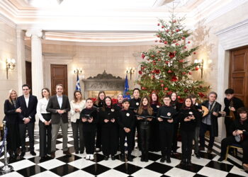 Τα χριστουγεννιάτικα κάλαντα στον Μητσοτάκη από μαθητές, ντυμένος «Άγιος Βασίλης» ο Πίνατ