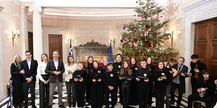 Τα χριστουγεννιάτικα κάλαντα στον Μητσοτάκη από μαθητές, ντυμένος «Άγιος Βασίλης» ο Πίνατ