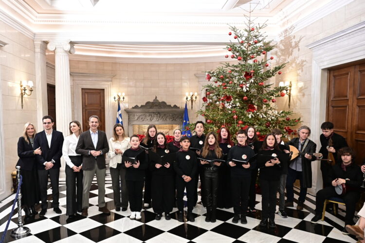 Τα χριστουγεννιάτικα κάλαντα στον Μητσοτάκη από μαθητές, ντυμένος «Άγιος Βασίλης» ο Πίνατ