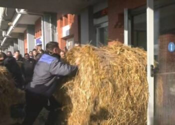 Ένταση στην Καβάλα: Αγρότες έκαναν κατάληψη του κτηρίου της Αντιπεριφέρειας και πέταξαν άχυρα και γάλα(Βίντεο)