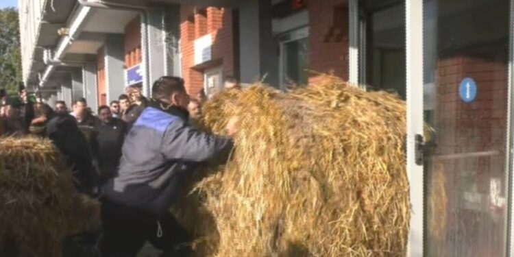 Ένταση στην Καβάλα: Αγρότες έκαναν κατάληψη του κτηρίου της Αντιπεριφέρειας και πέταξαν άχυρα και γάλα(Βίντεο)