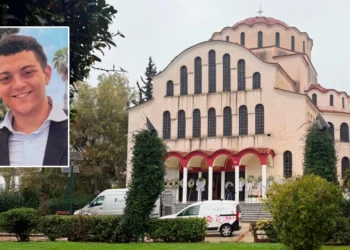 Οδύνη και λευκά τριαντάφυλλα στην κηδεία του 24χρονου Σωτήρη που σκοτώθηκε στο τροχαίο στη Λούτσα, συντετριμμένη η μητέρα του