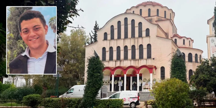 Οδύνη και λευκά τριαντάφυλλα στην κηδεία του 24χρονου Σωτήρη που σκοτώθηκε στο τροχαίο στη Λούτσα, συντετριμμένη η μητέρα του