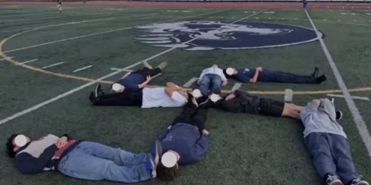 Μαθητές σχολείου σχημάτισαν με τα σώματά τους ανθρώπινη σβάστικα – Η ανάρτηση με τα λόγια του Χίτλερ