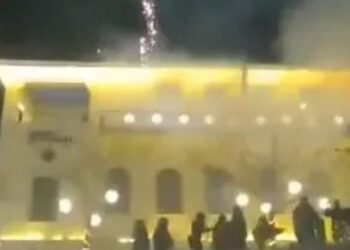 Κοζάνη: Πανικός από πυροτεχνήματα στη Χριστουγεννιάτικη γιορτή – Καταγγελίες για τραυματισμούς(Βίντεο)