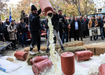 Λάρισα: Οργισμένοι κτηνοτρόφοι ρίχνουν γάλα μπροστά στο αστυνομικό μέγαρο – «Μας έχουν παρατήσει»