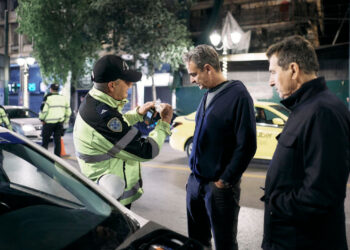 Επίσκεψη Μητσοτάκη σε «μπλόκο-αλκοτέστ» της τροχαίας – «Κάνετε σπουδαία δουλειά»