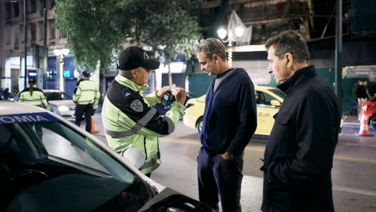 Επίσκεψη Μητσοτάκη σε «μπλόκο-αλκοτέστ» της τροχαίας – «Κάνετε σπουδαία δουλειά»