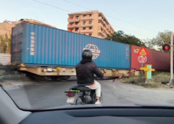 Θεσσαλονίκη: «Τρελή» πορεία λεωφορείου – Οδηγός αστικού έριξε μπάρες σε διάβαση τρένων