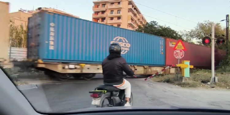 Θεσσαλονίκη: «Τρελή» πορεία λεωφορείου – Οδηγός αστικού έριξε μπάρες σε διάβαση τρένων