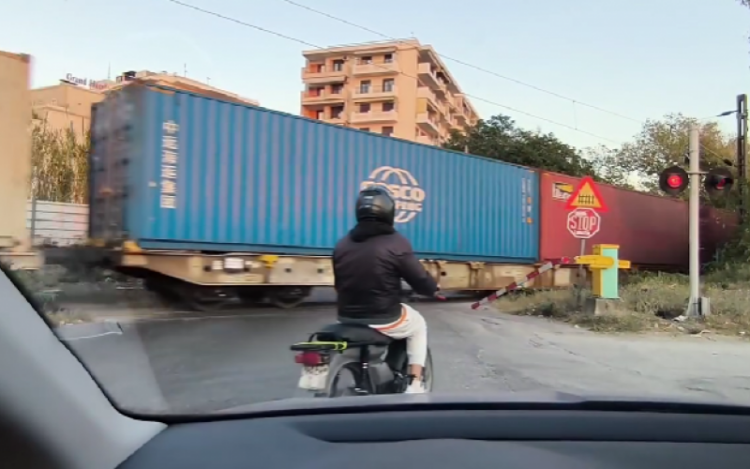 Θεσσαλονίκη: «Τρελή» πορεία λεωφορείου – Οδηγός αστικού έριξε μπάρες σε διάβαση τρένων