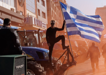 Δεν υποχωρούν οι αγρότες – Μπλόκα σε όλη τη χώρα, συλλαλητήριο στη Λάρισα